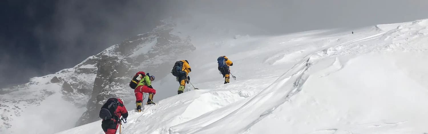 team-climbing-at-7400m-on-K2